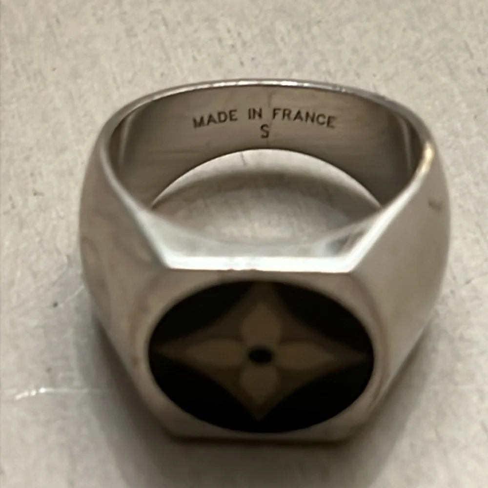 Louis Vuitton Burg Fleur Monogram Mens Silver Ring - Picture 5 of 5